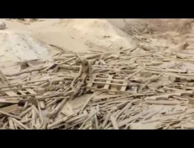 Βίντεο με τη δραματική προσπάθεια γυναίκας να βγει από χείμαρρο που την παρέσυρε